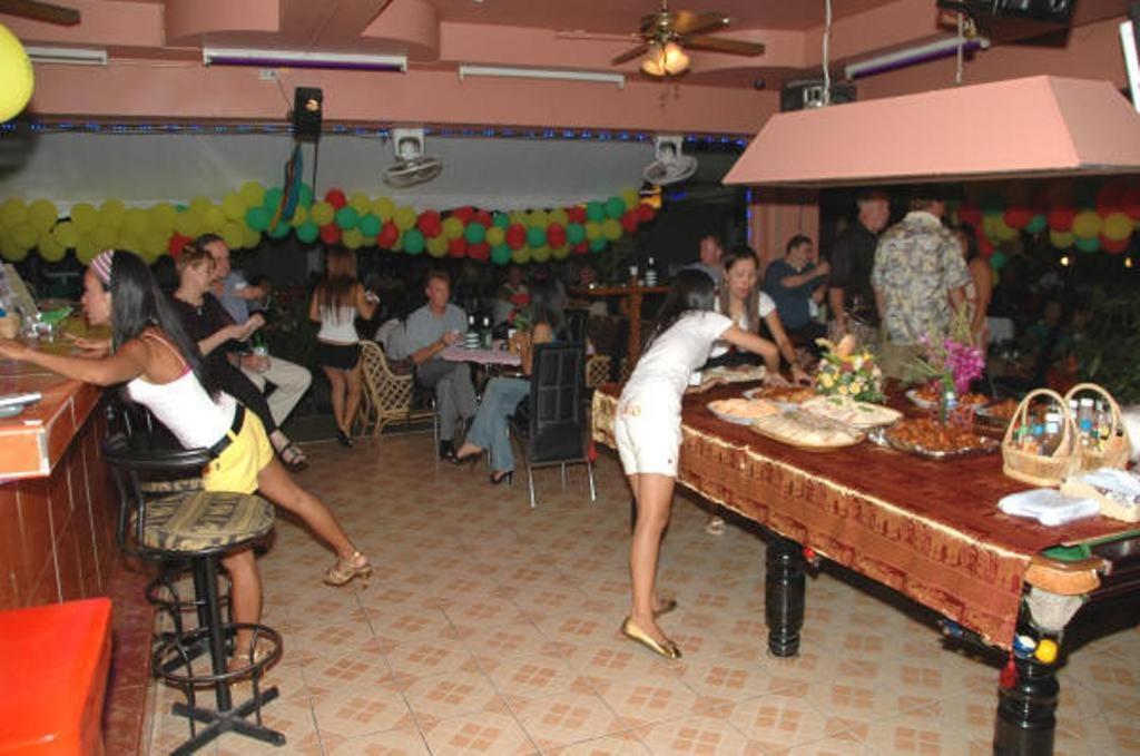 Billabong Hotel Pattaya Esterno foto